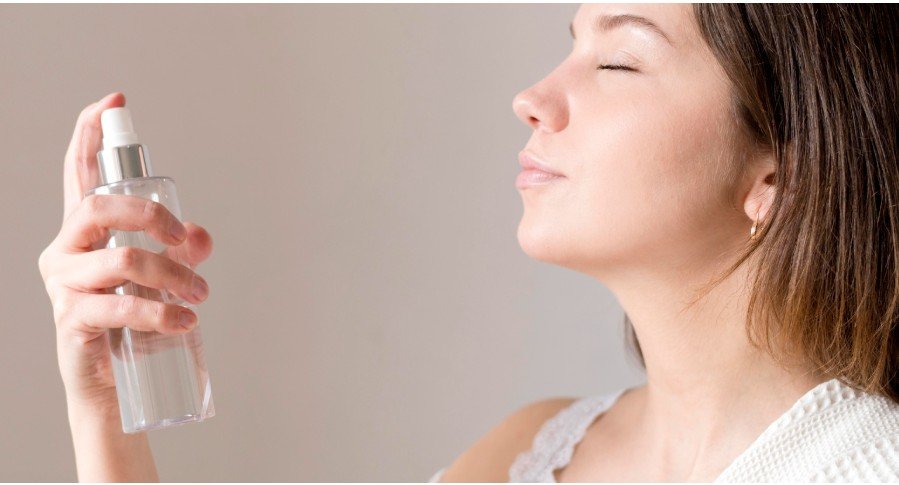 Quick Refresh with a Hydrating Mist